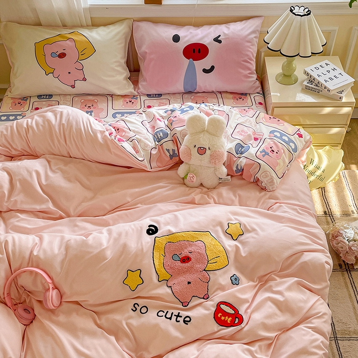 91家纺网 家纺一手货源 找家纺 一霖家纺 2025新款高克重云朵棉数码印花＋毛巾绣四件套 贪睡小猪