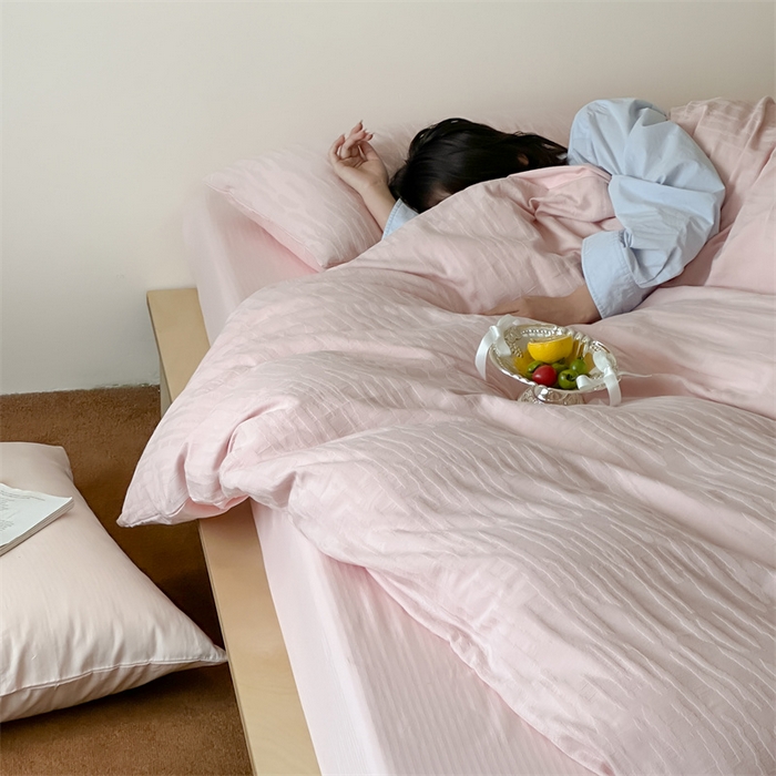 91家纺网 家纺一手货源 找家纺 小春日和  纯棉色织双层纱四件套提花被套纯色加大床单1.8床笠民宿风高端不规则条纹四件套 觅光-粉