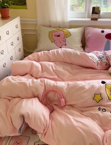 91家纺网 家纺一手货源 找家纺 一霖家纺 2025新款高克重云朵棉数码印花＋毛巾绣四件套 贪睡小猪