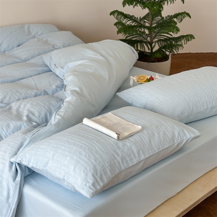 91家纺网 家纺一手货源 找家纺 小春日和  纯棉色织双层纱四件套提花被套纯色加大床单1.8床笠民宿风高端不规则条纹四件套 觅光-兰