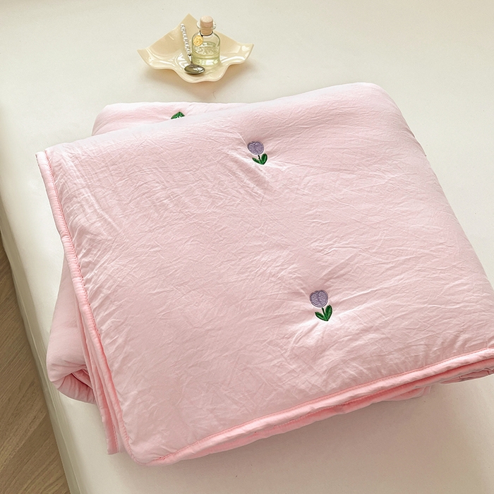 91家纺网 家纺一手货源 找家纺 推推家纺 2025新款水洗棉玫瑰刺绣夏被 郁金香-粉色