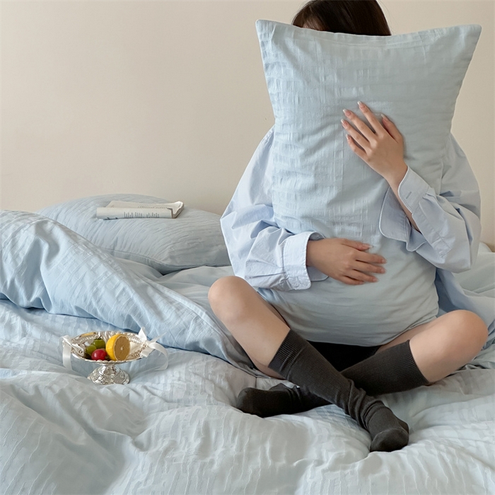 91家纺网 家纺一手货源 找家纺 小春日和  纯棉色织双层纱四件套提花被套纯色加大床单1.8床笠民宿风高端不规则条纹四件套 觅光-兰