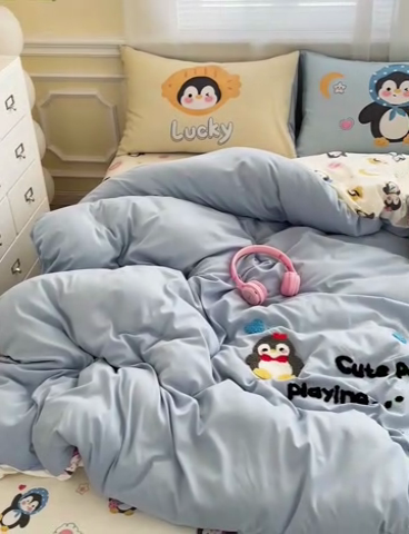 91家纺网 家纺一手货源 找家纺 一霖家纺 2025新款高克重云朵棉数码印花＋毛巾绣四件套 音乐企鹅