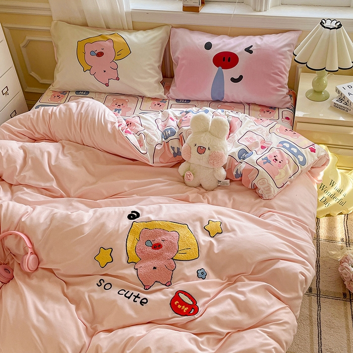 91家纺网 家纺一手货源 找家纺 一霖家纺 2025新款高克重云朵棉数码印花＋毛巾绣四件套 贪睡小猪