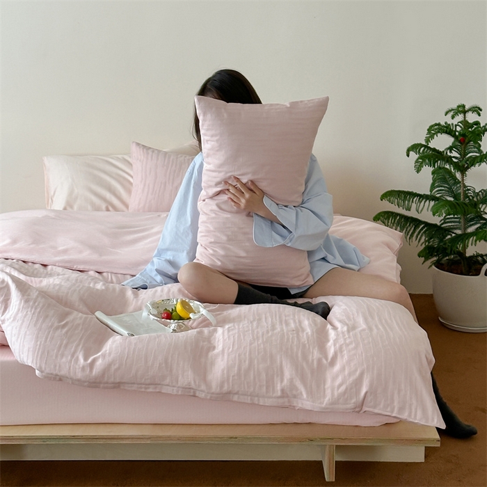 91家纺网 家纺一手货源 找家纺 小春日和  纯棉色织双层纱四件套提花被套纯色加大床单1.8床笠民宿风高端不规则条纹四件套 觅光-粉