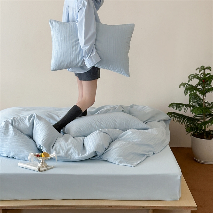 91家纺网 家纺一手货源 找家纺 小春日和  纯棉色织双层纱四件套提花被套纯色加大床单1.8床笠民宿风高端不规则条纹四件套 觅光-兰