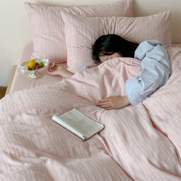 91家纺网 家纺一手货源 找家纺 小春日和  纯棉色织双层纱四件套提花被套纯色加大床单1.8床笠民宿风高端不规则条纹四件套 觅光-粉