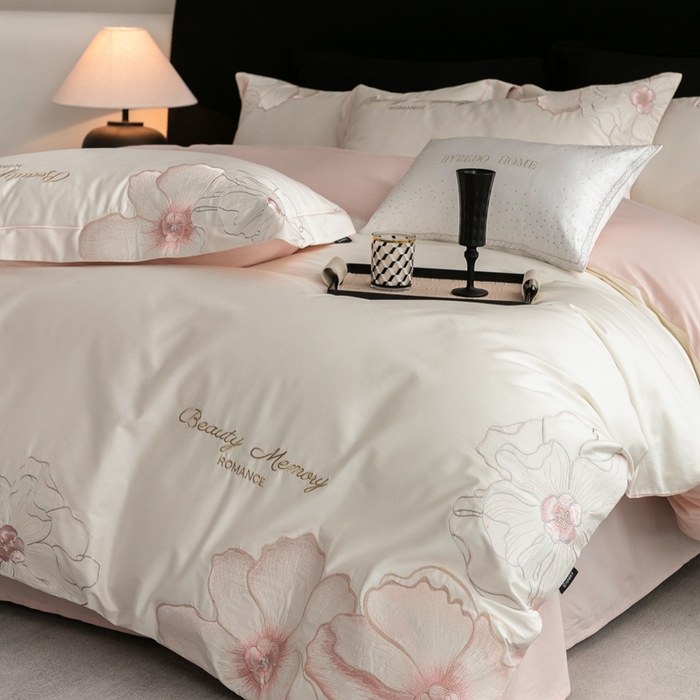 91家纺网 家纺一手货源 找家纺 馨蕊家居 2025新款高精密刺绣轻奢风全棉四件套-棉-花至 花至-粉白