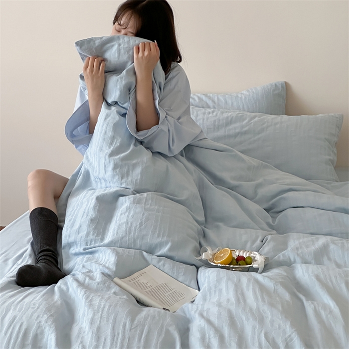 91家纺网 家纺一手货源 找家纺 小春日和  纯棉色织双层纱四件套提花被套纯色加大床单1.8床笠民宿风高端不规则条纹四件套 觅光-兰