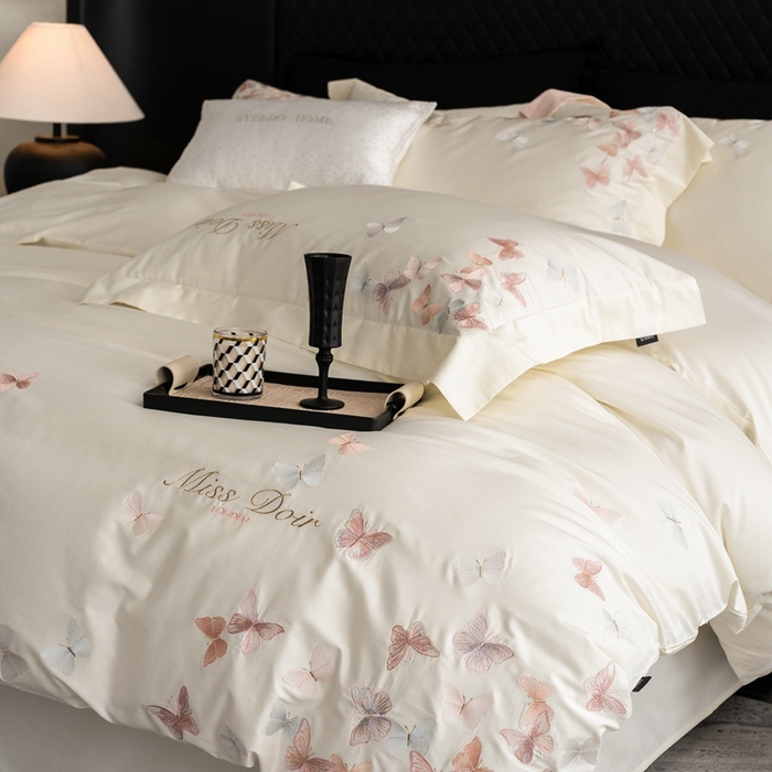 91家纺网 家纺一手货源 找家纺 馨蕊 2025新款高精密刺绣轻奢风全棉四件套-微光 微光-月光白