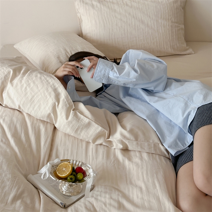 91家纺网 家纺一手货源 找家纺 小春日和  纯棉色织双层纱四件套提花被套纯色加大床单1.8床笠民宿风高端不规则条纹四件套 觅光-米