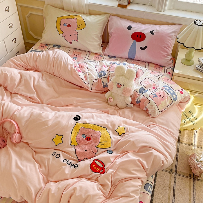 91家纺网 家纺一手货源 找家纺 一霖家纺 2025新款高克重云朵棉数码印花＋毛巾绣四件套 贪睡小猪