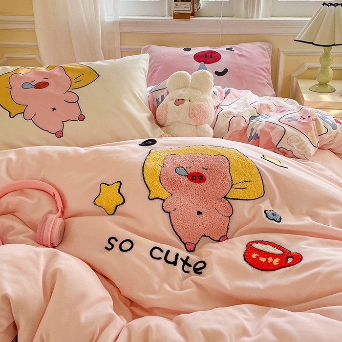 91家纺网 家纺一手货源 找家纺 一霖家纺 2025新款高克重云朵棉数码印花＋毛巾绣四件套 贪睡小猪