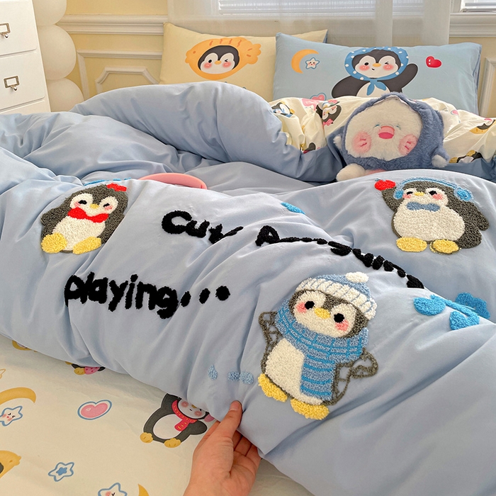 91家纺网 家纺一手货源 找家纺 一霖家纺 2025新款高克重云朵棉数码印花＋毛巾绣四件套 音乐企鹅