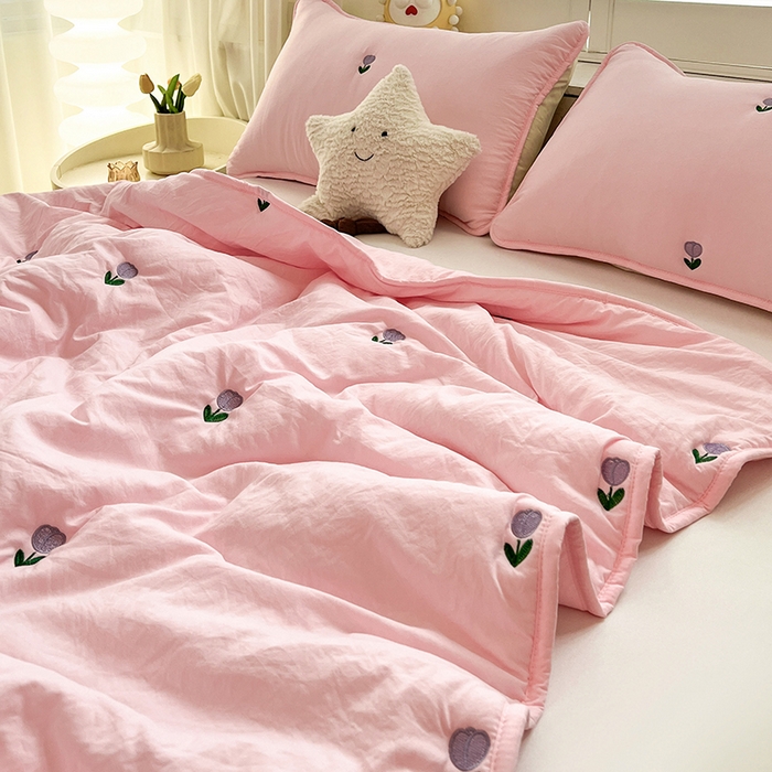 91家纺网 家纺一手货源 找家纺 推推家纺 2025新款水洗棉玫瑰刺绣夏被 郁金香-粉色