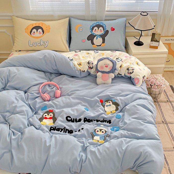 91家纺网 家纺一手货源 找家纺 一霖家纺 2025新款高克重云朵棉数码印花＋毛巾绣四件套 音乐企鹅