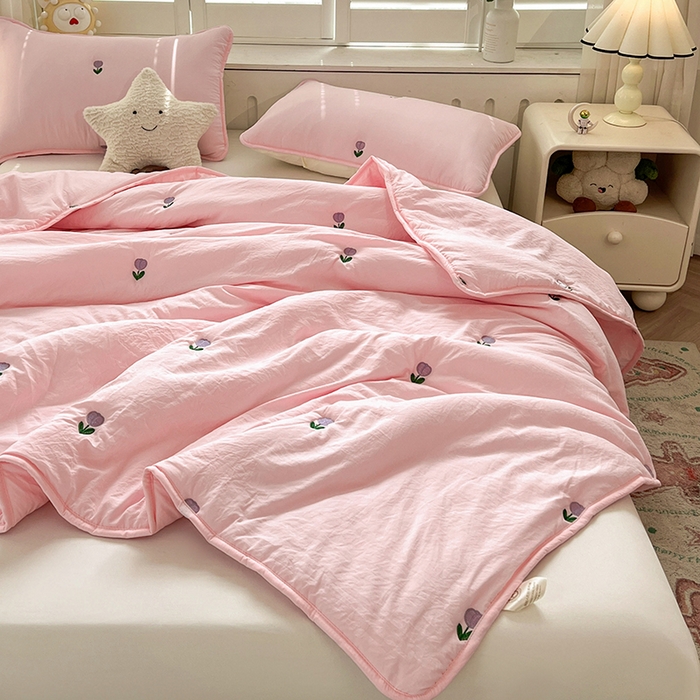 91家纺网 家纺一手货源 找家纺 推推家纺 2025新款水洗棉玫瑰刺绣夏被 郁金香-粉色