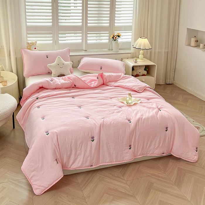 91家纺网 家纺一手货源 找家纺 推推家纺 2025新款水洗棉玫瑰刺绣夏被 郁金香-粉色