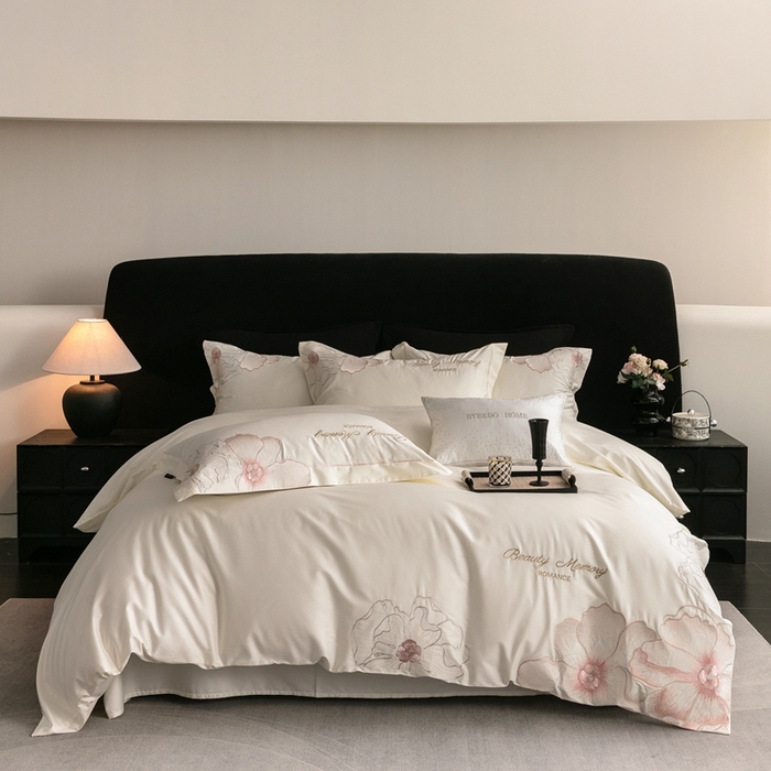 91家纺网 家纺一手货源 找家纺 馨蕊家居 2025新款高精密刺绣轻奢风全棉四件套-棉-花至 花至-月光白