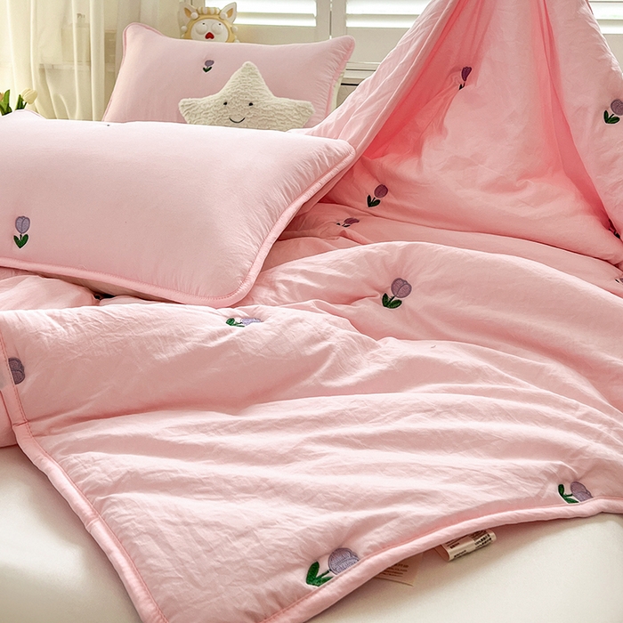 91家纺网 家纺一手货源 找家纺 推推家纺 2025新款水洗棉玫瑰刺绣夏被 郁金香-粉色