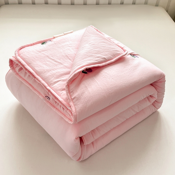 91家纺网 家纺一手货源 找家纺 推推家纺 2025新款水洗棉玫瑰刺绣夏被 郁金香-粉色