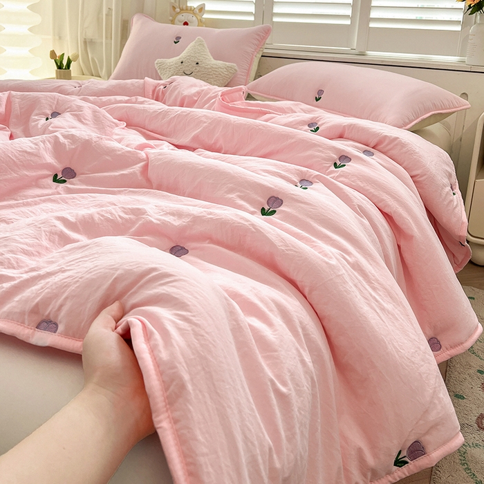 91家纺网 家纺一手货源 找家纺 推推家纺 2025新款水洗棉玫瑰刺绣夏被 郁金香-粉色