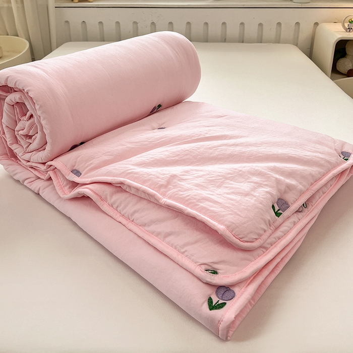 91家纺网 家纺一手货源 找家纺 推推家纺 2025新款水洗棉玫瑰刺绣夏被 郁金香-粉色