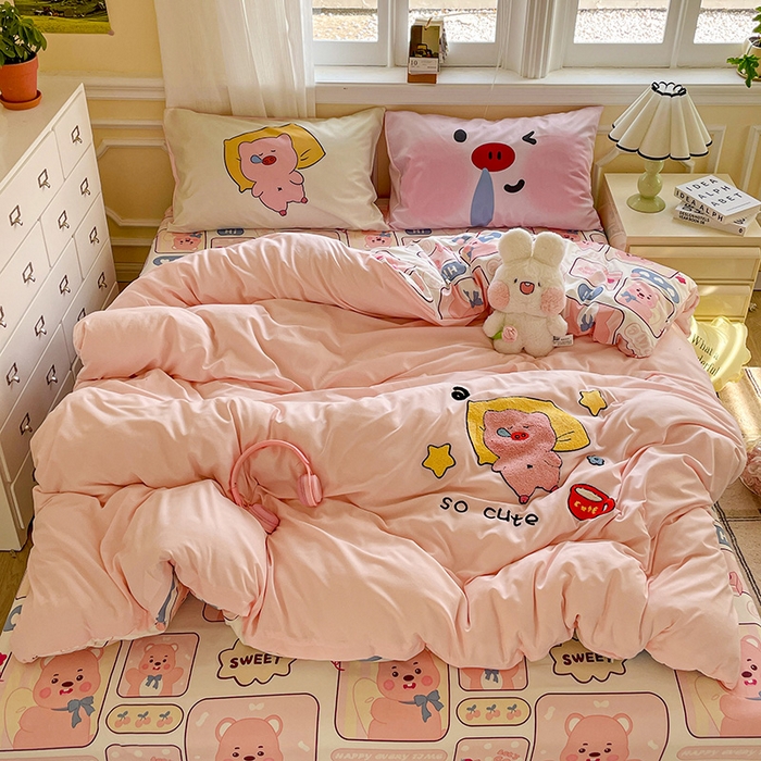 91家纺网 家纺一手货源 找家纺 一霖家纺 2025新款高克重云朵棉数码印花＋毛巾绣四件套 贪睡小猪