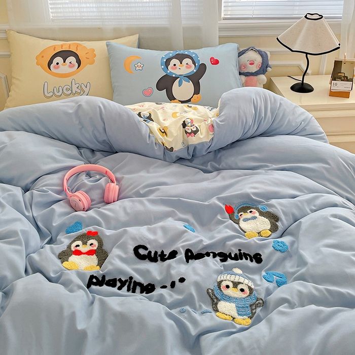 91家纺网 家纺一手货源 找家纺 一霖家纺 2025新款高克重云朵棉数码印花＋毛巾绣四件套 音乐企鹅