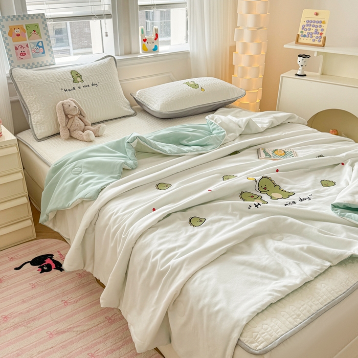 91家纺网 家纺一手货源 找家纺 慕尚家纺 2025刺绣款乳胶凉席水洗棉夏被三件套四件套 恐龙宝宝