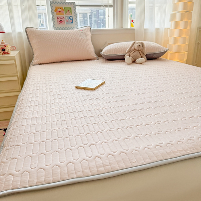 91家纺网 家纺一手货源 找家纺 慕尚家纺 2025刺绣款乳胶凉席水洗棉夏被三件套四件套 粉黛猫