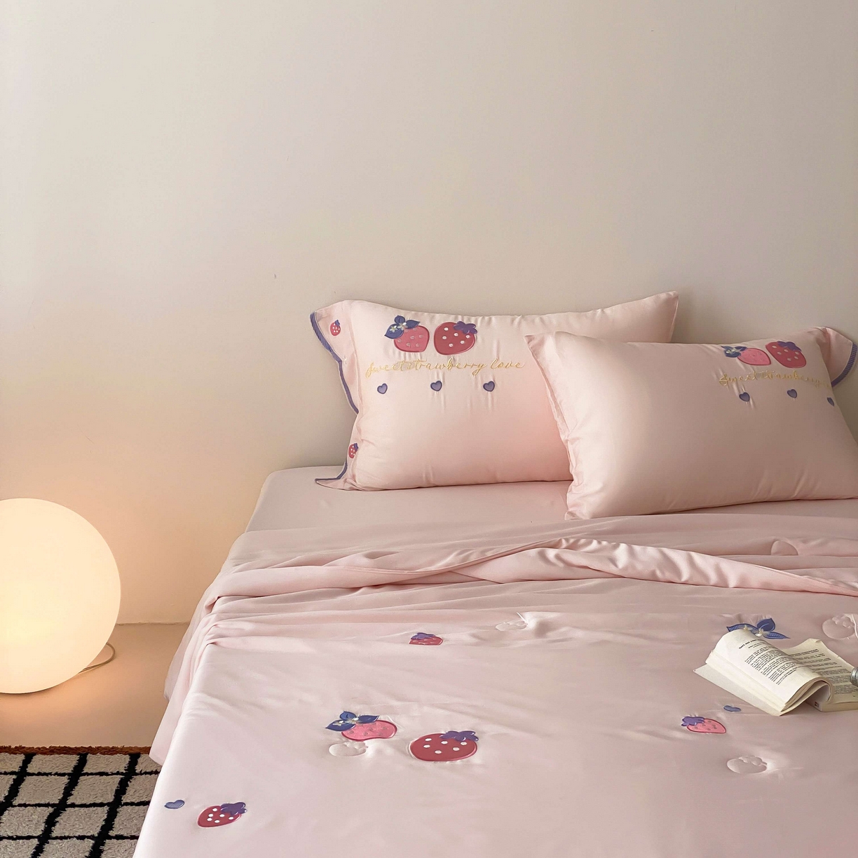 91家纺网 家纺一手货源 找家纺 曼布缇 2025新款A类100S兰精天丝夏被款-草莓物语 草莓物语-甜杏粉