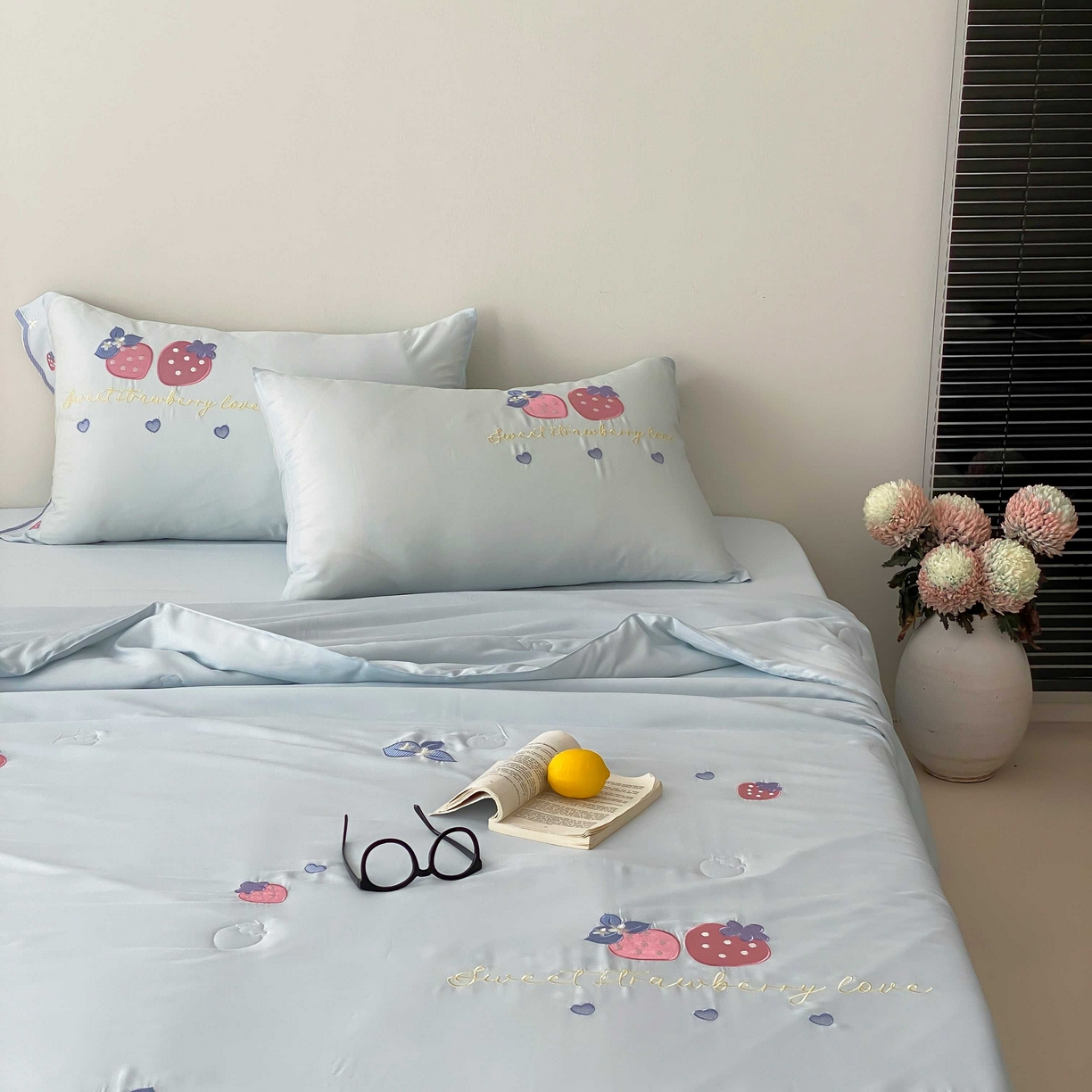 91家纺网 家纺一手货源 找家纺 曼布缇 2025新款A类100S兰精天丝夏被款-草莓物语 草莓物语-奶油蓝