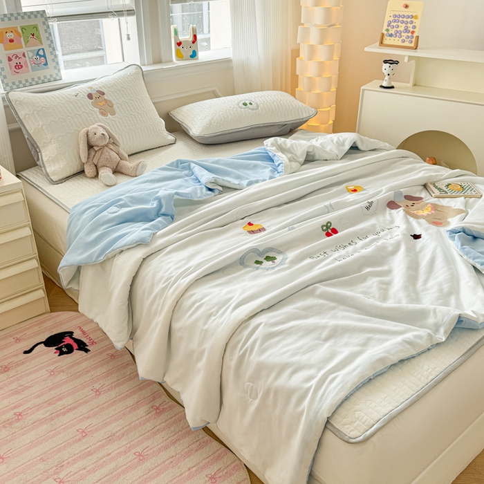 91家纺网 家纺一手货源 找家纺 慕尚家纺 2025刺绣款乳胶凉席水洗棉夏被三件套四件套 小贝贝