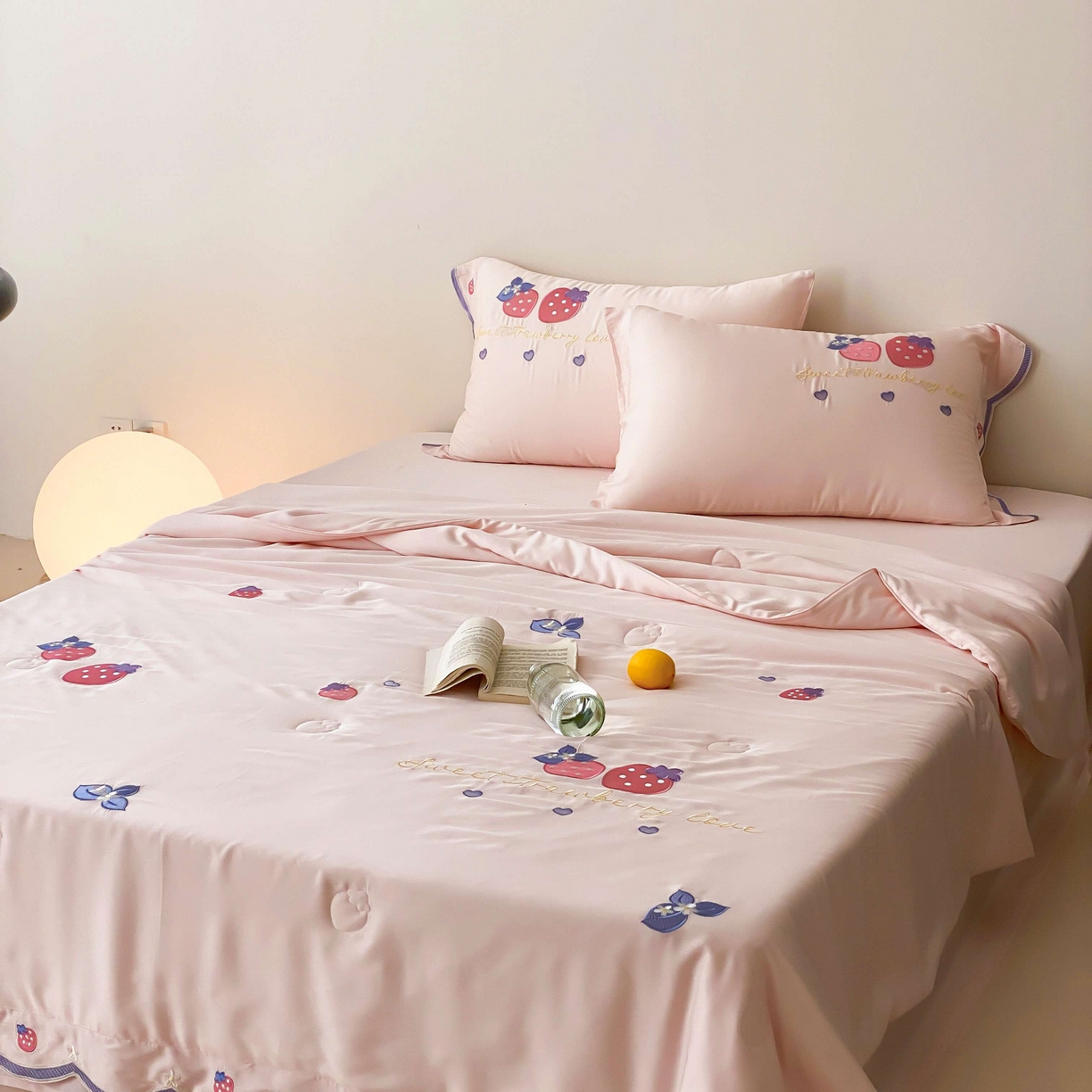 91家纺网 家纺一手货源 找家纺 曼布缇 2025新款A类100S兰精天丝夏被款-草莓物语 草莓物语-甜杏粉