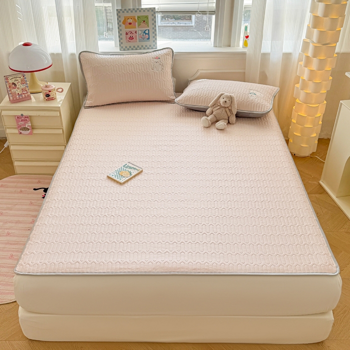 91家纺网 家纺一手货源 找家纺 慕尚家纺 2025刺绣款乳胶凉席水洗棉夏被三件套四件套 粉黛猫