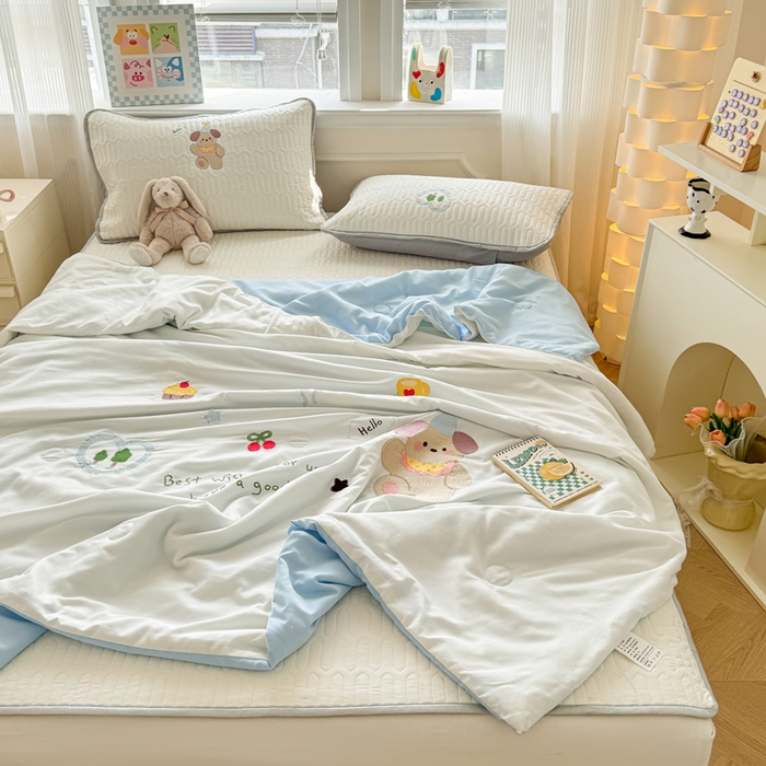 91家纺网 家纺一手货源 找家纺 慕尚家纺 2025刺绣款乳胶凉席水洗棉夏被三件套四件套 小贝贝