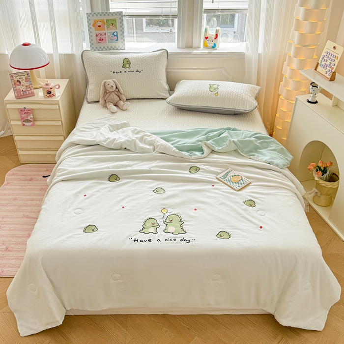 91家纺网 家纺一手货源 找家纺 慕尚家纺 2025刺绣款乳胶凉席水洗棉夏被三件套四件套 恐龙宝宝
