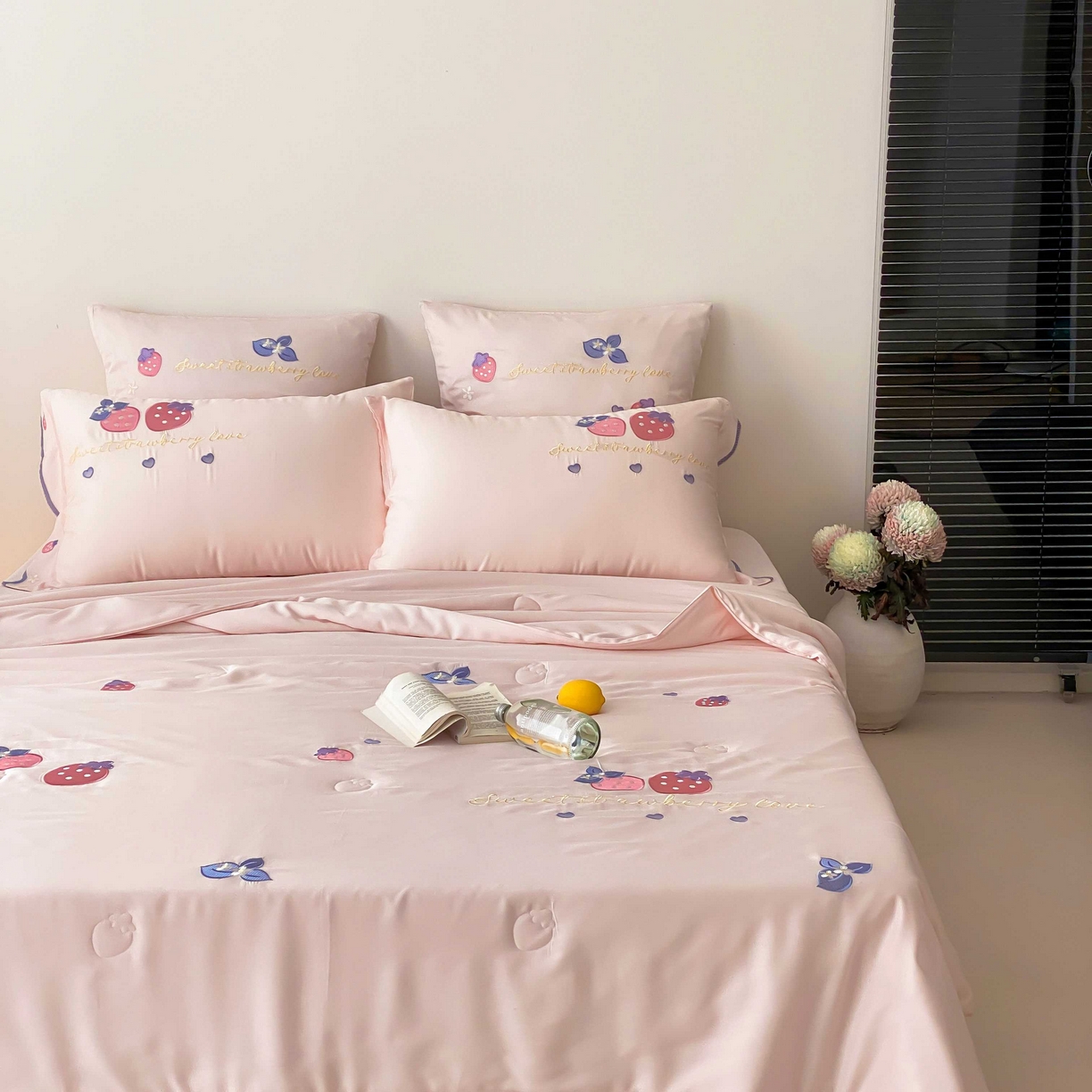 91家纺网 家纺一手货源 找家纺 曼布缇 2025新款A类100S兰精天丝夏被款-草莓物语 草莓物语-甜杏粉