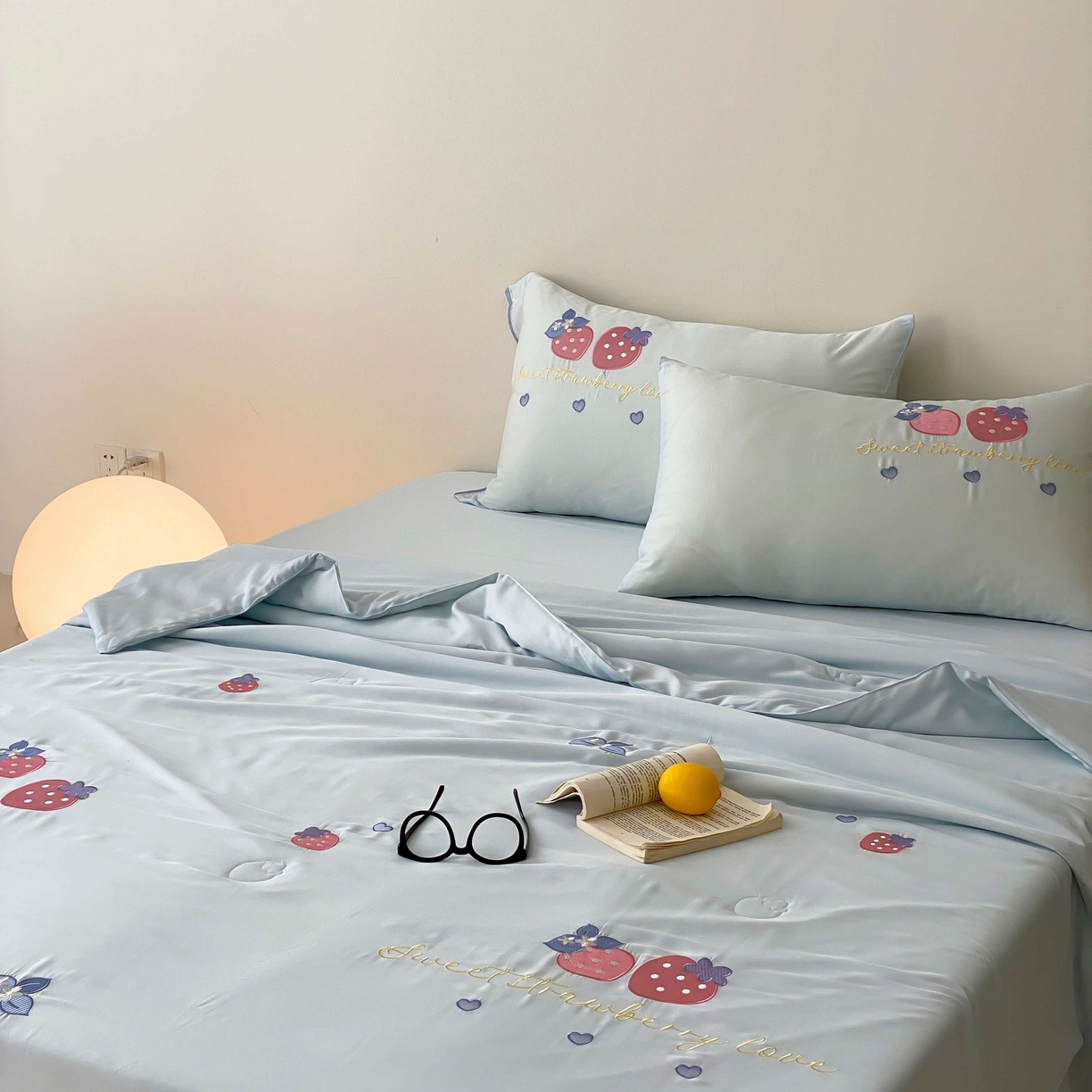 91家纺网 家纺一手货源 找家纺 曼布缇 2025新款A类100S兰精天丝夏被款-草莓物语 草莓物语-奶油蓝