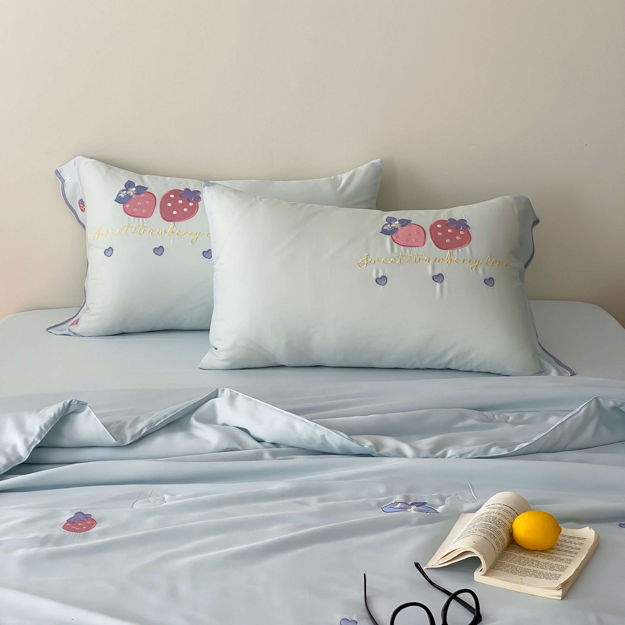 91家纺网 家纺一手货源 找家纺 曼布缇 2025新款A类100S兰精天丝夏被款-草莓物语 草莓物语-奶油蓝