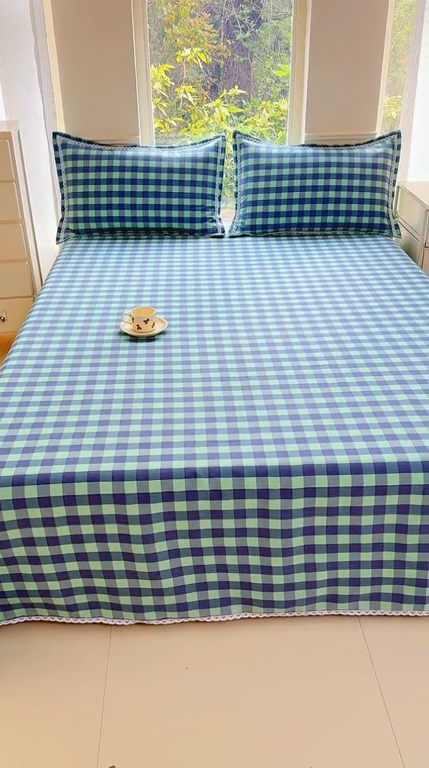 91家纺网 家纺一手货源 找家纺 宜家坊 2025新款春夏原棉鱼骨棉老粗布花边印花床单软凉席三件套 蓝格