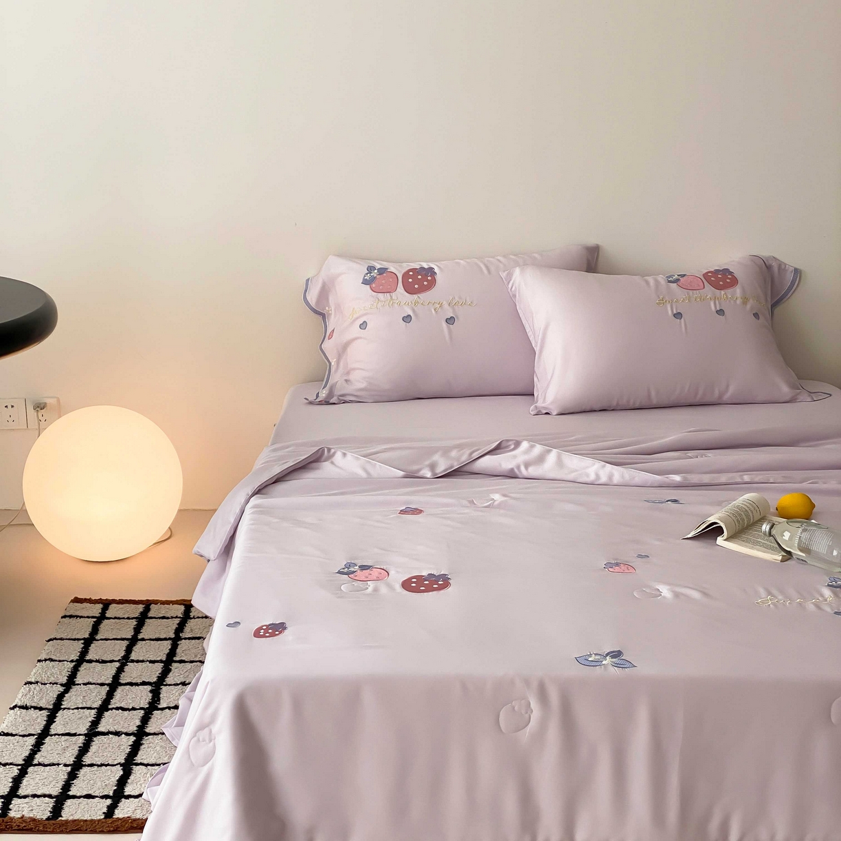 91家纺网 家纺一手货源 找家纺 曼布缇 2025新款A类100S兰精天丝夏被款-草莓物语 草莓物语-丁香小溪