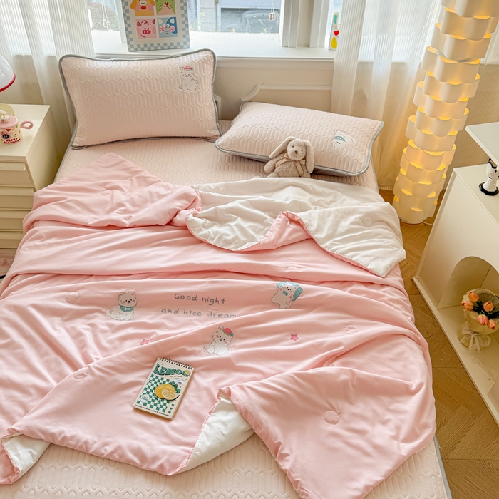 91家纺网 家纺一手货源 找家纺 慕尚家纺 2025刺绣款乳胶凉席水洗棉夏被三件套四件套 粉黛猫