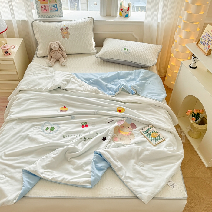 91家纺网 家纺一手货源 找家纺 慕尚家纺 2025刺绣款乳胶凉席水洗棉夏被三件套四件套 小贝贝