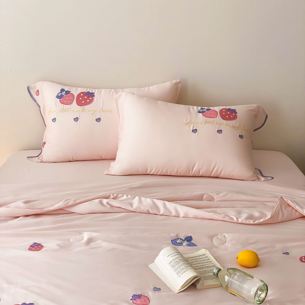 91家纺网 家纺一手货源 找家纺 曼布缇 2025新款A类100S兰精天丝夏被款-草莓物语 草莓物语-甜杏粉