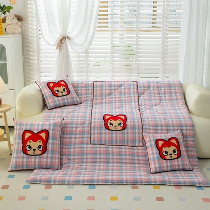 91家纺网 家纺一手货源 找家纺 （总）宝马家纺（原梦童画） 2025新款色织全棉印花水洗棉抱枕被阿狸泰迪熊系列