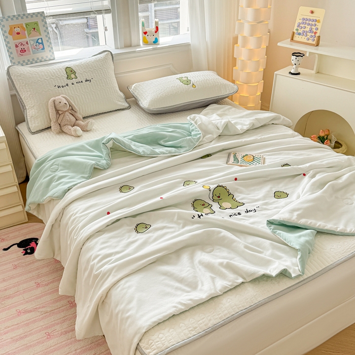 91家纺网 家纺一手货源 找家纺 慕尚家纺 2025刺绣款乳胶凉席水洗棉夏被三件套四件套 恐龙宝宝