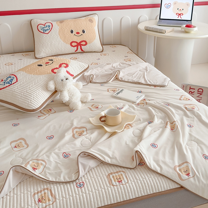 91家纺网 家纺一手货源 找家纺 RYB红黄兰 2025新款INS原创超萌卡通锦氨冰皮夹棉软席凉席床笠三件套 面包熊仔