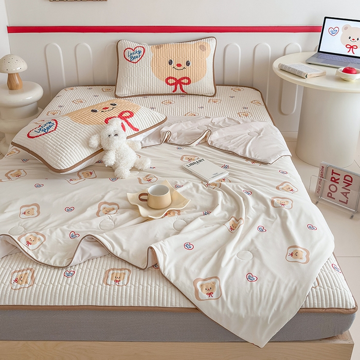 91家纺网 家纺一手货源 找家纺 RYB红黄兰 2025新款INS原创超萌卡通锦氨冰皮夹棉软席凉席床笠三件套 面包熊仔